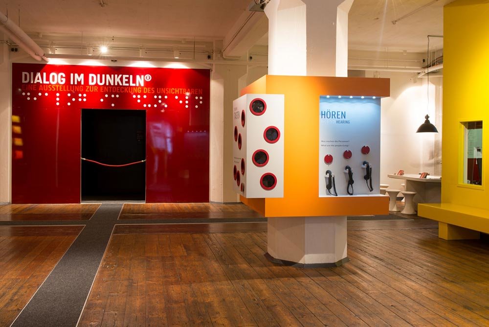 «Диалог в темноте» — музей слепых